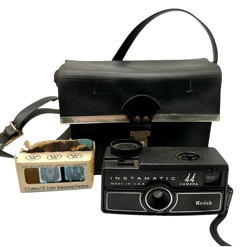 Vintage Kodak Instamatic 44 Camera with Bag & 2 Flash Bulbs UNTESTED Photography
